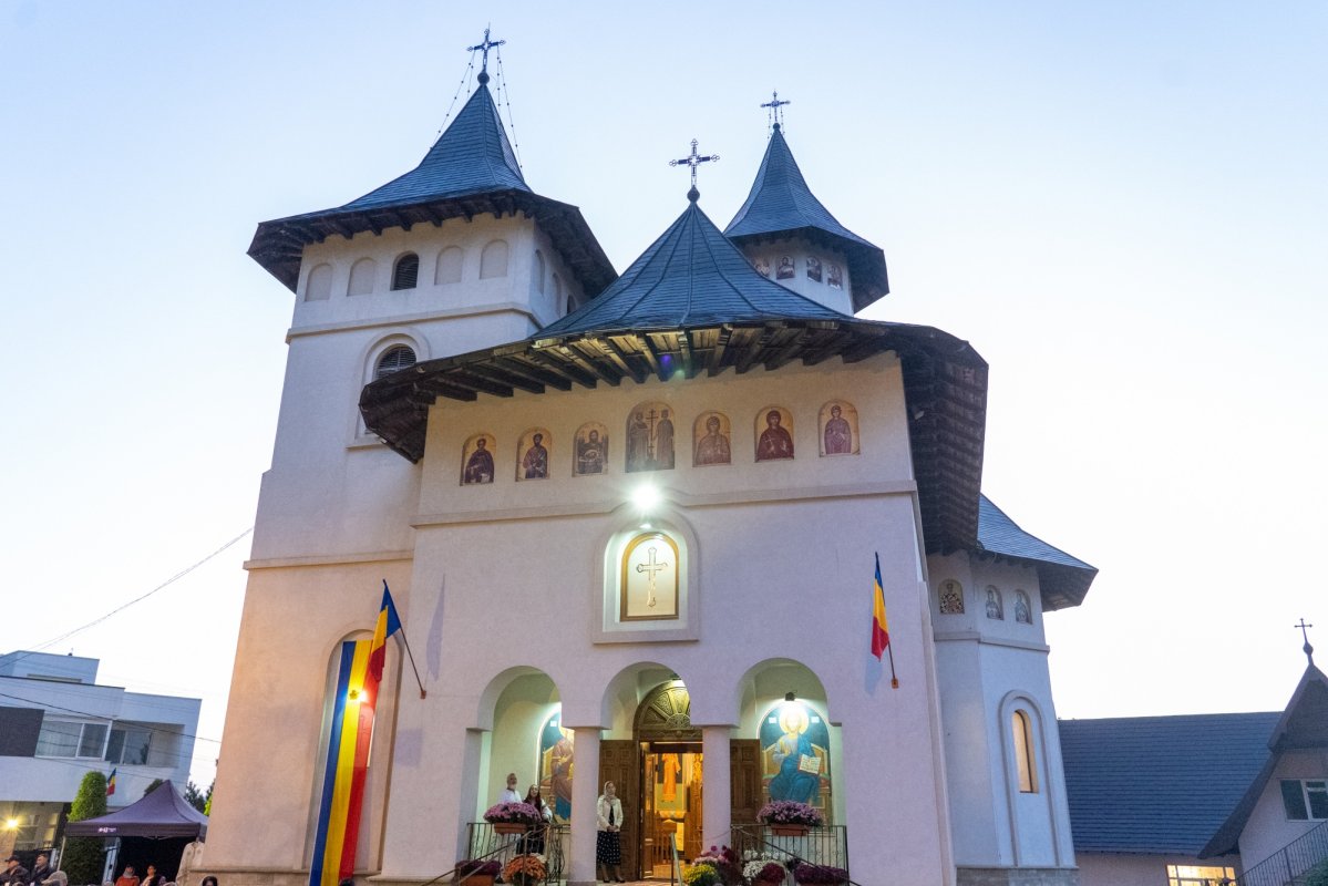 Biserica „Sfinții Împărați Constantin și Elena” Galata, Iași, a primit veșmântul sfințirii 376640