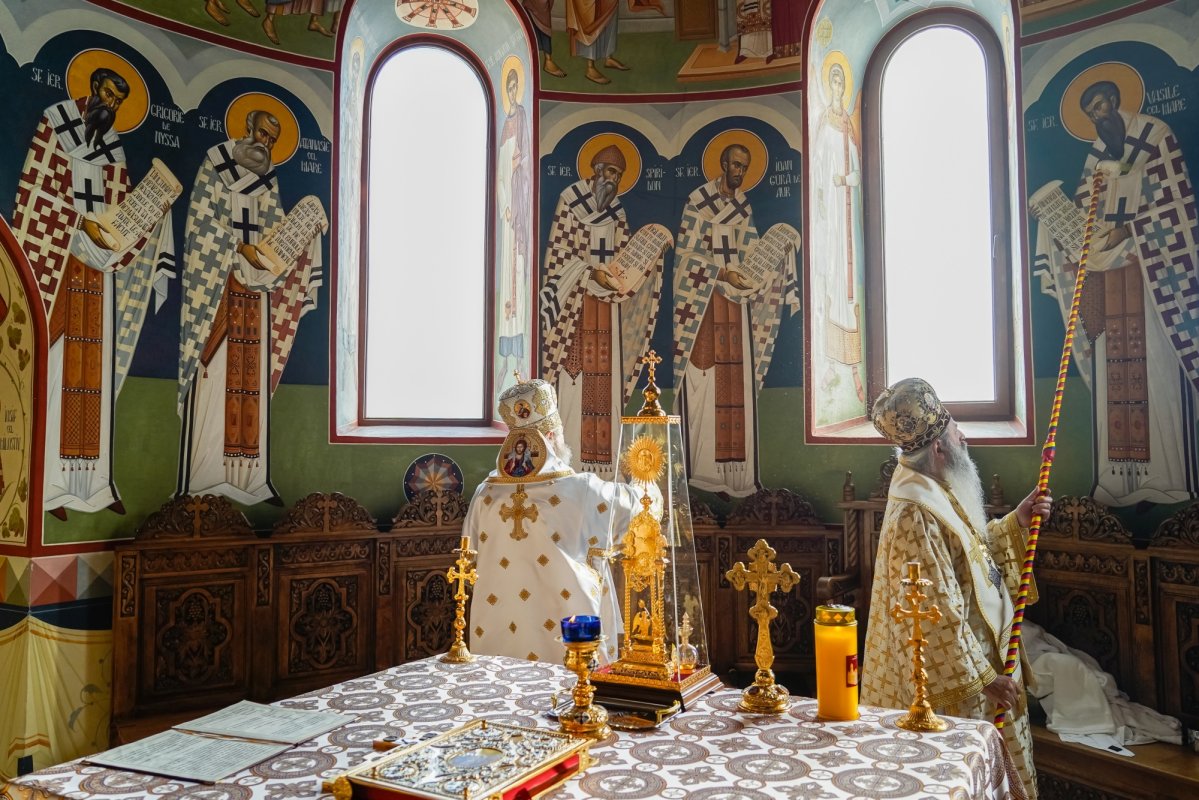 Biserica „Sfinții Împărați Constantin și Elena” Galata, Iași, a primit veșmântul sfințirii 376647