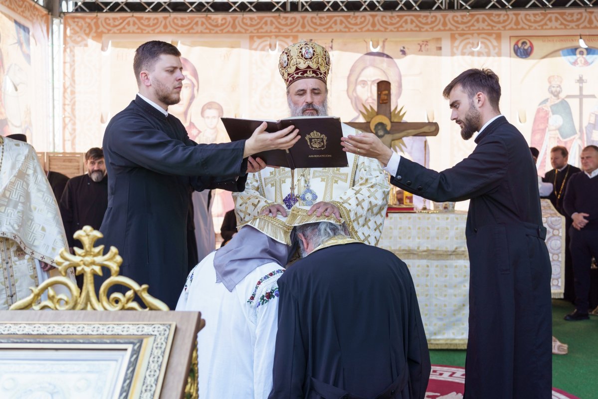 Biserica „Sfinții Împărați Constantin și Elena” Galata, Iași, a primit veșmântul sfințirii 376649