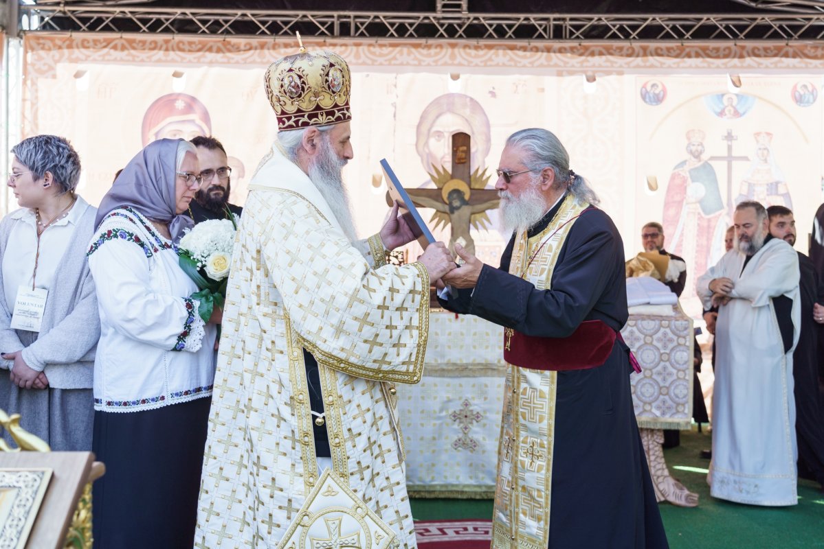 Biserica „Sfinții Împărați Constantin și Elena” Galata, Iași, a primit veșmântul sfințirii 376650