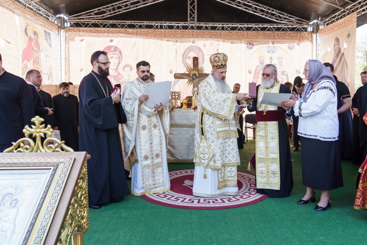 Biserica „Sfinții Împărați Constantin și Elena” Galata, Iași, a primit veșmântul sfințirii 376651