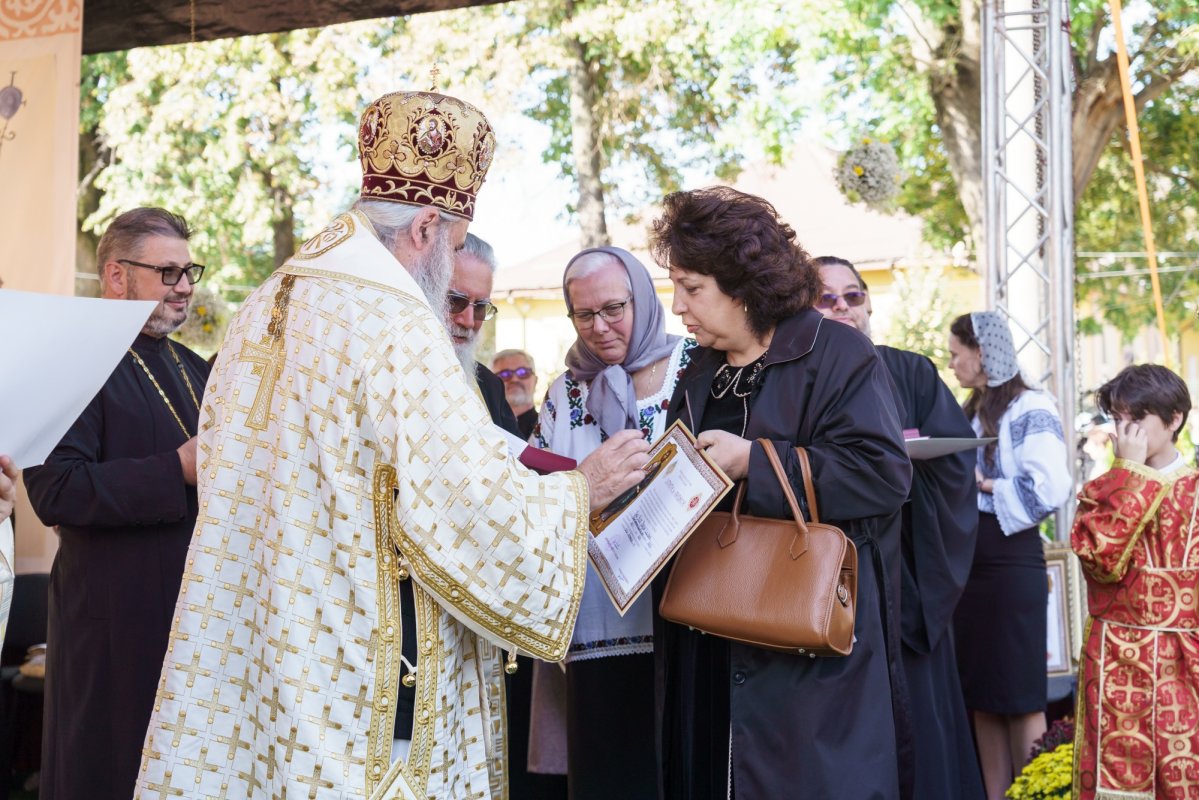 Biserica „Sfinții Împărați Constantin și Elena” Galata, Iași, a primit veșmântul sfințirii 376652