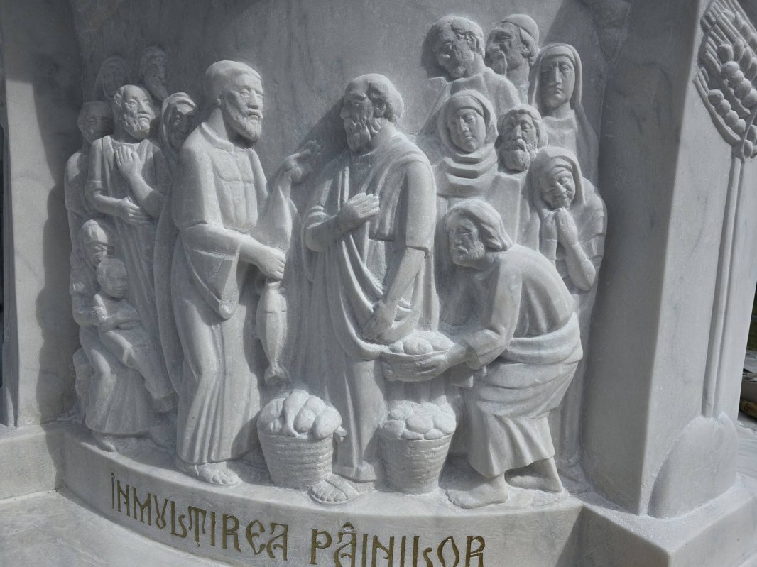 Cum s-a născut din marmură „Universul Euharistic” de la Roman 375842