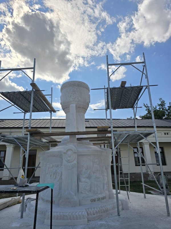 Cum s-a născut din marmură „Universul Euharistic” de la Roman 375846