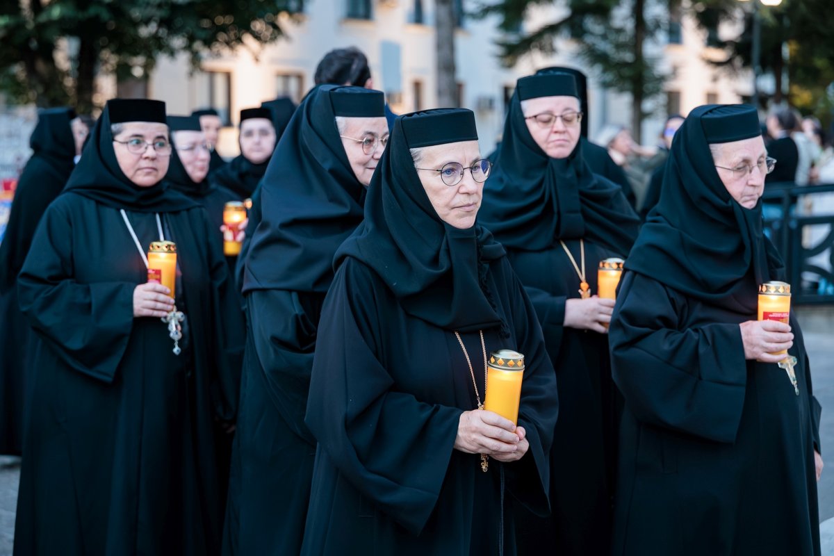Mii de suflete în rugăciune pe cale cu sfinții la Iași 376683