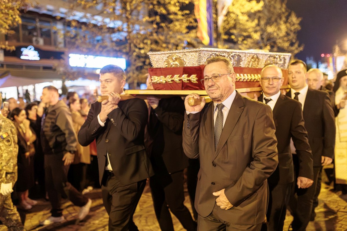 Mii de suflete în rugăciune pe cale cu sfinții la Iași 376699
