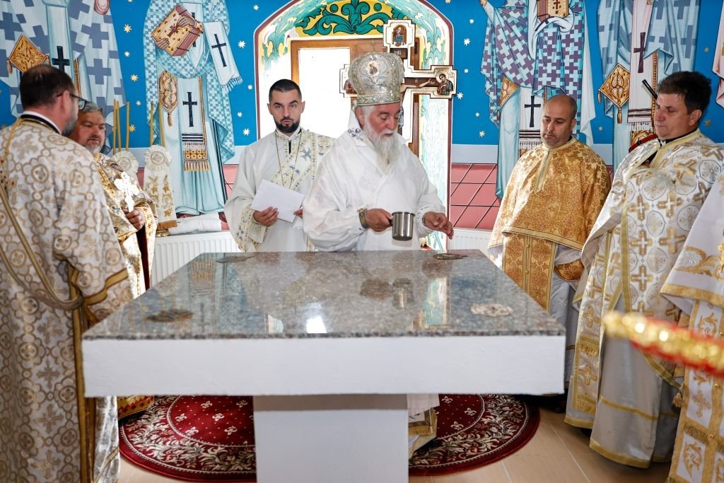 Două lăcaşuri sfinţite într‑o parohie din judeţul Gorj 376715