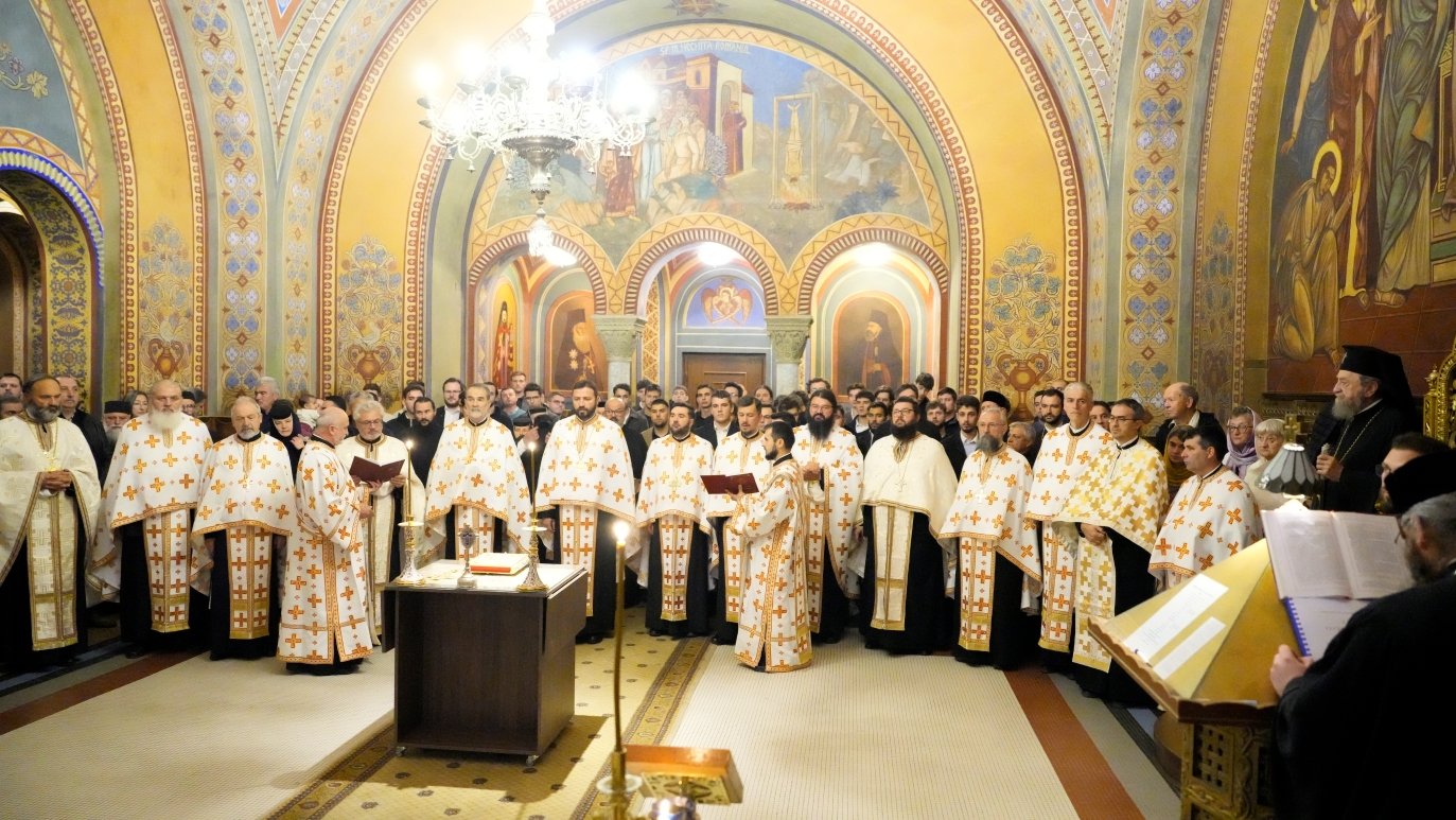 Înaltpreasfinţitul Părinte Mitropolit Laurenţiu sărbătorit la ceas aniversar 376782
