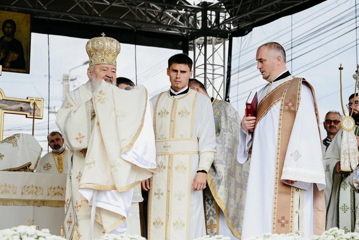 Resfințirea Bisericii „Adormirea Maicii Domnului” din Câmpia Turzii 376739