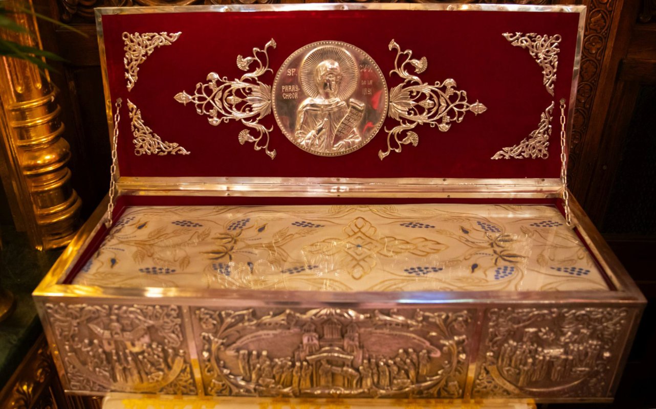 Un veșmânt al Sfintei Parascheva, la Catedrala Patriarhală din București 376773