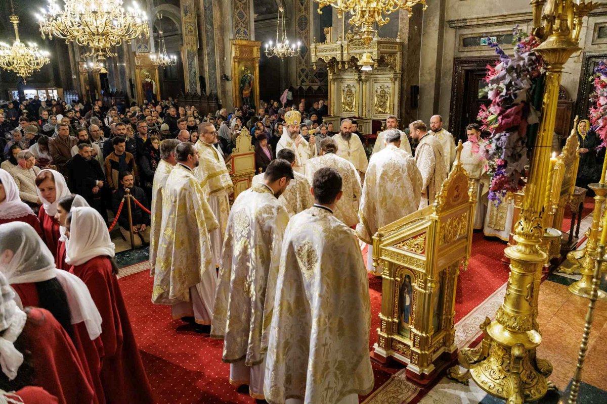 Liturghie arhierească în ajun de hram la Catedrala Mitropolitană din Iași 376872