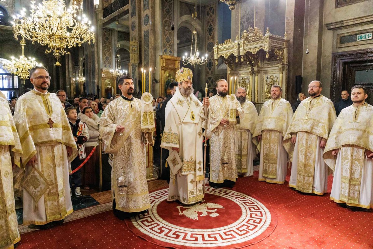 Liturghie arhierească în ajun de hram la Catedrala Mitropolitană din Iași 376873