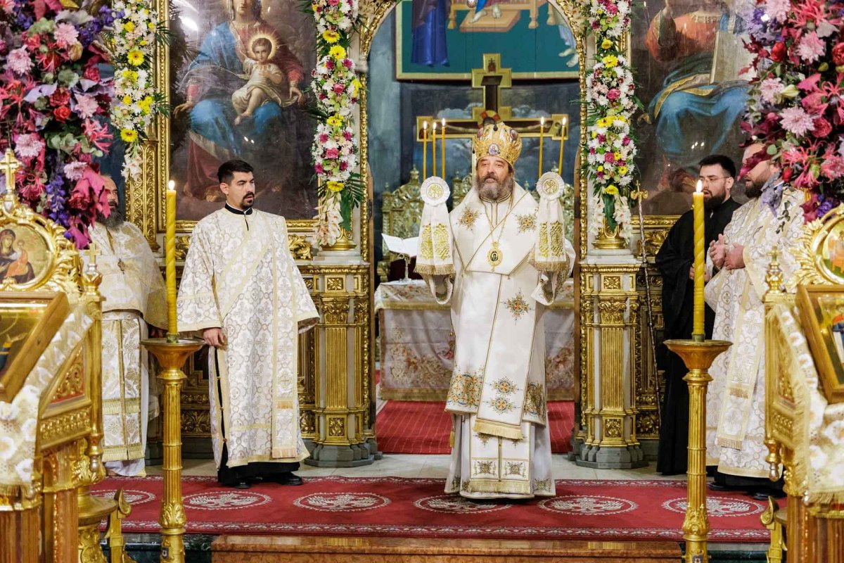 Liturghie arhierească în ajun de hram la Catedrala Mitropolitană din Iași 376874