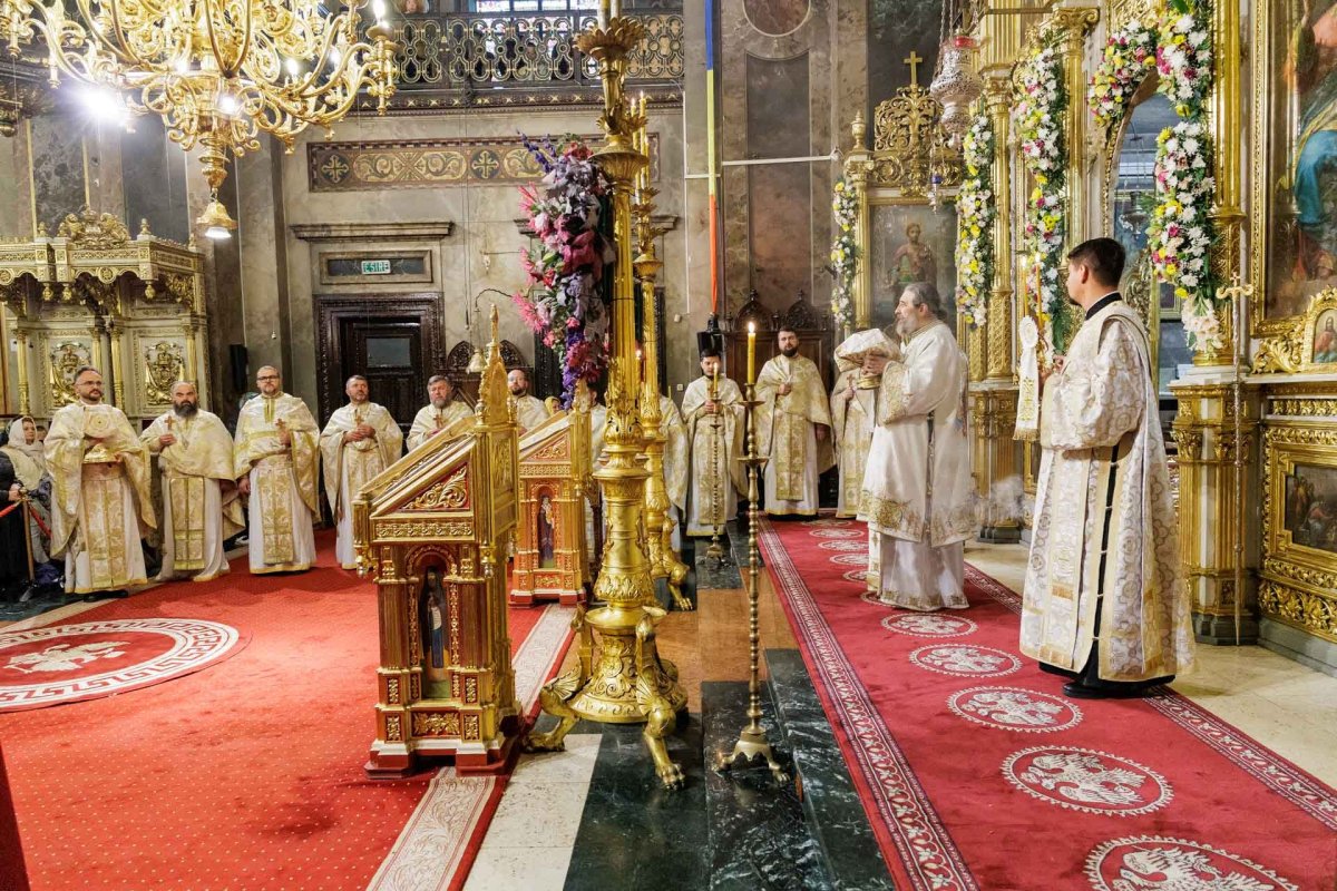 Liturghie arhierească în ajun de hram la Catedrala Mitropolitană din Iași 376879