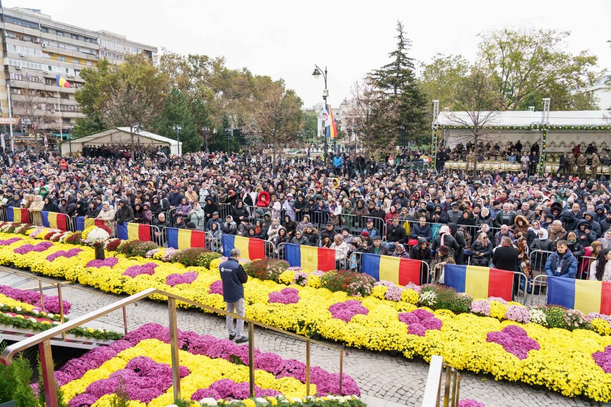 Peste 28.000 de pelerini în rugăciune la hramul Sfintei Parascheva 377018