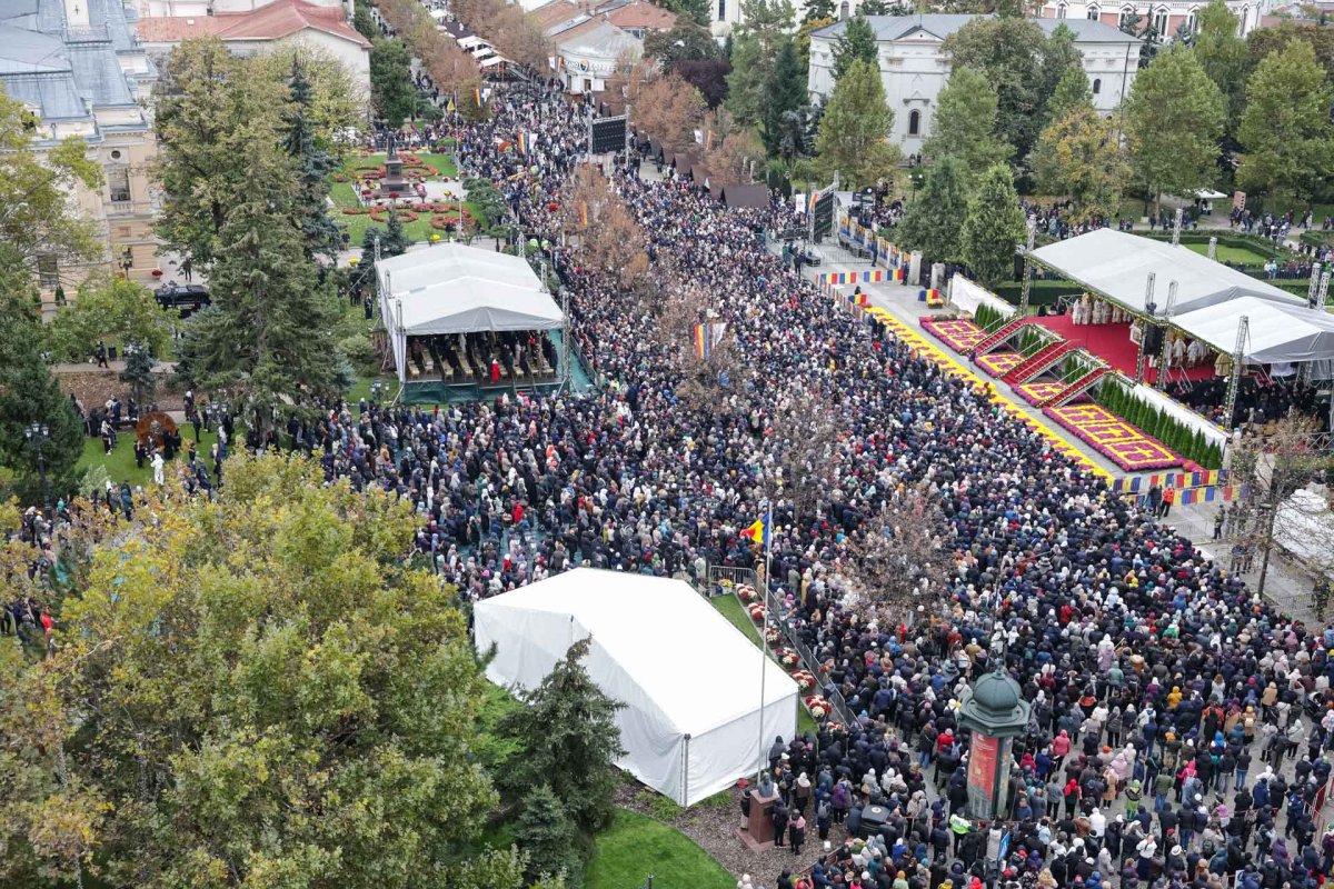 Peste 28.000 de pelerini în rugăciune la hramul Sfintei Parascheva 377025