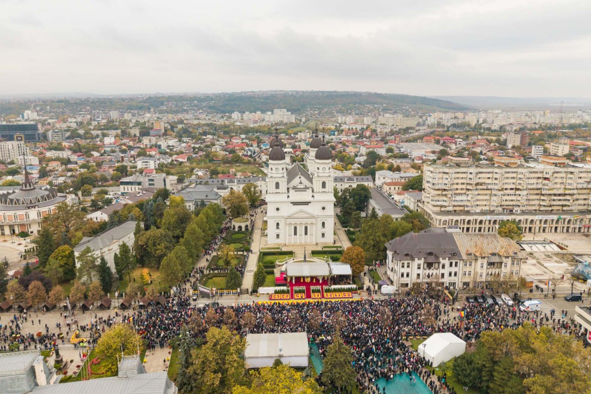 Peste 28.000 de pelerini în rugăciune la hramul Sfintei Parascheva 377026