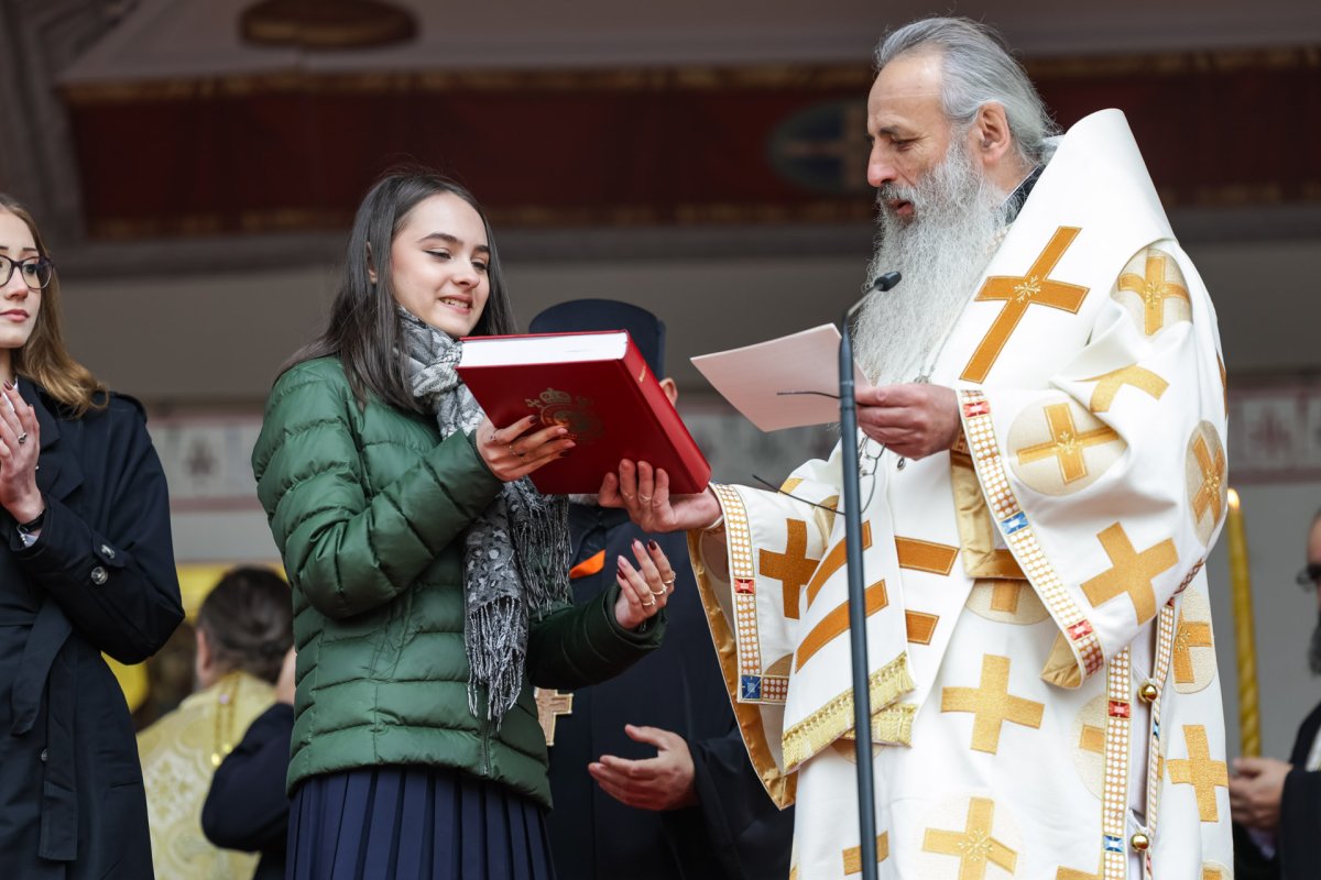 Peste 28.000 de pelerini în rugăciune la hramul Sfintei Parascheva 377029