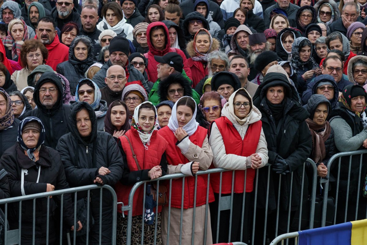 Peste 28.000 de pelerini în rugăciune la hramul Sfintei Parascheva 377033