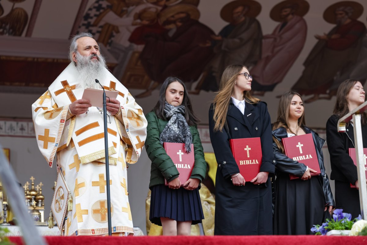 Peste 28.000 de pelerini în rugăciune la hramul Sfintei Parascheva 377046