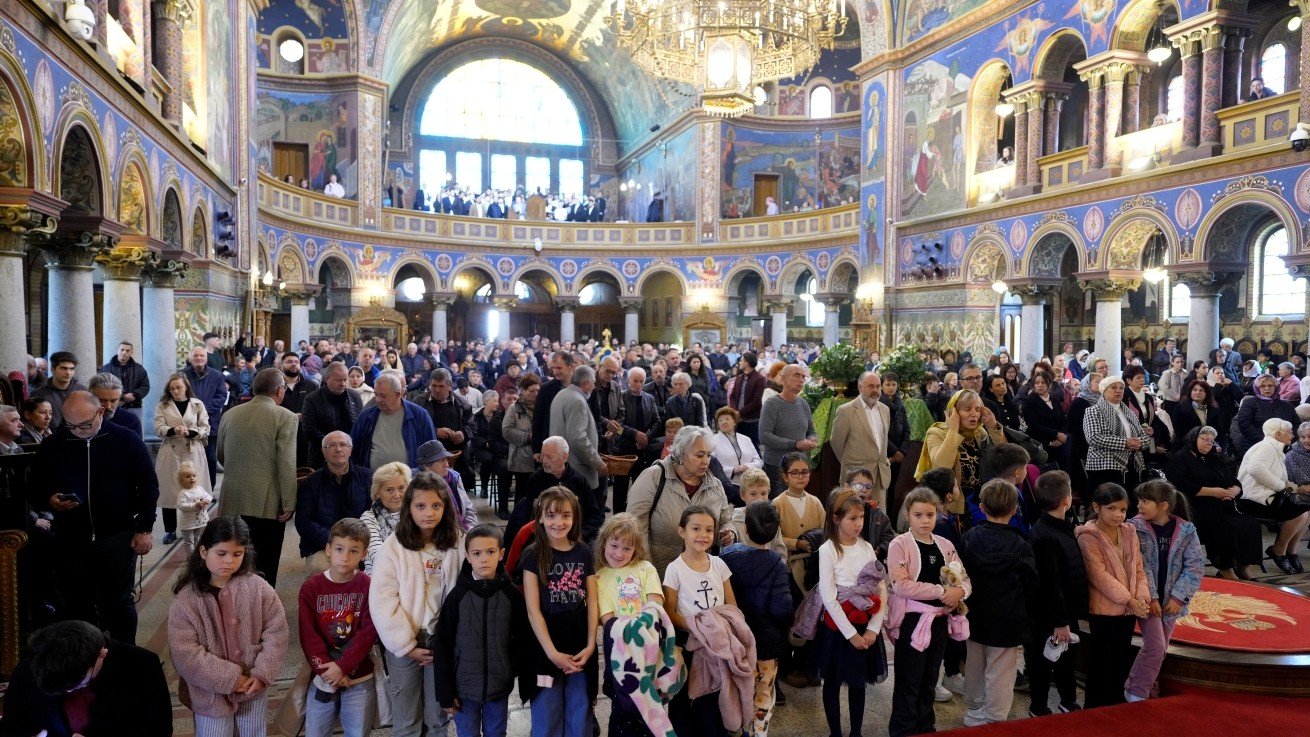 Cinstire adusă Sfintei Cuvioase Parascheva la Catedrala Mitropolitană din Sibiu 377086