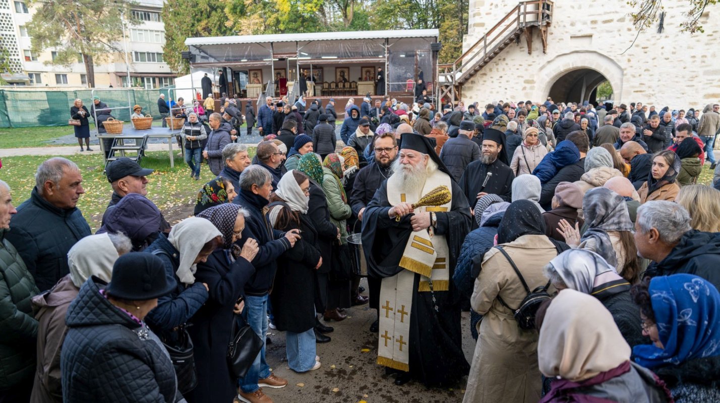 Sfânta Parascheva, cinstită prin slujbă arhierească la Catedrala Arhiepiscopală din Suceava 377244