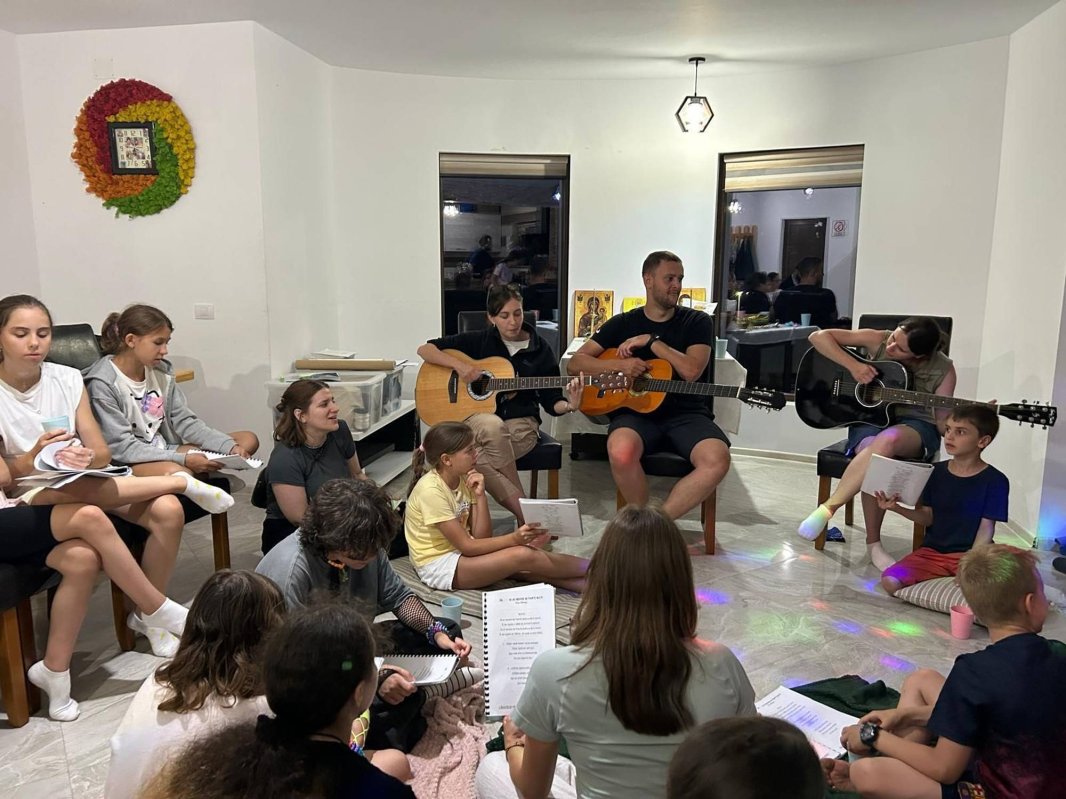 Bucuria copiilor şi voluntariatul în taberele ortodoxe 377399