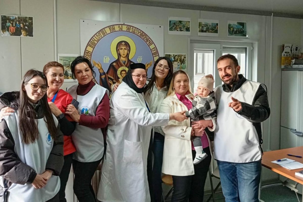 Voluntari din sănătate, alături de pelerinii Sfintei Cuvioase Parascheva 377437