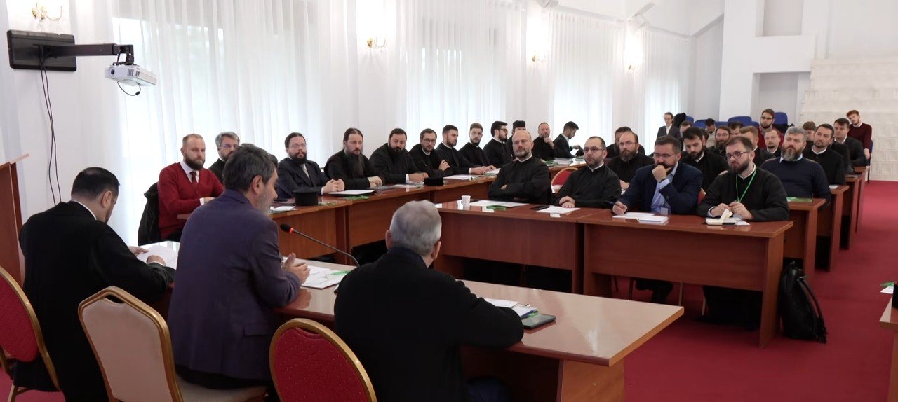Conferința națională a doctoranzilor în Teologie Ortodoxă, la Mănăstirea Caraiman 377521