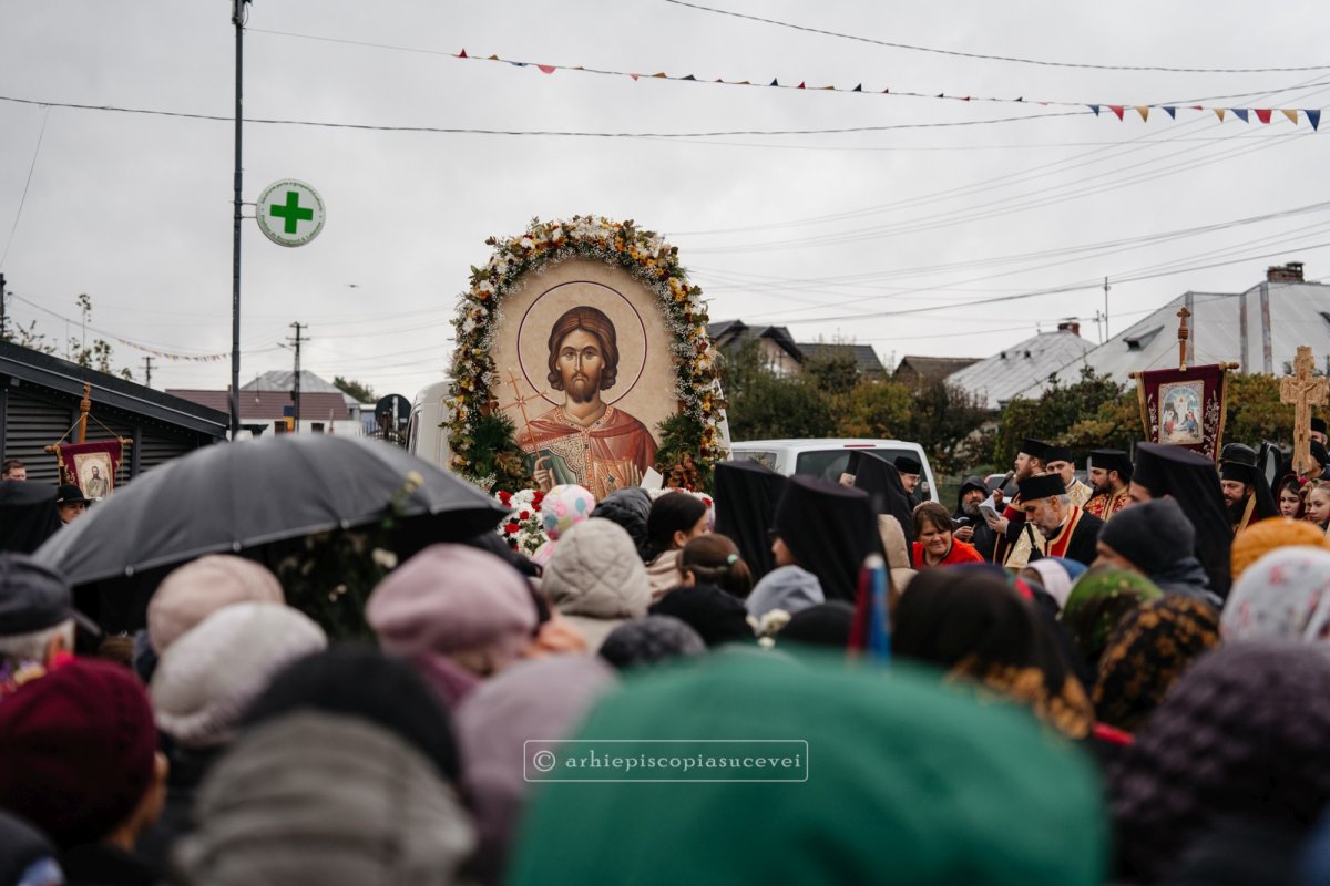 Procesiune cu moaștele Sfântului Ioan cel Nou 377510