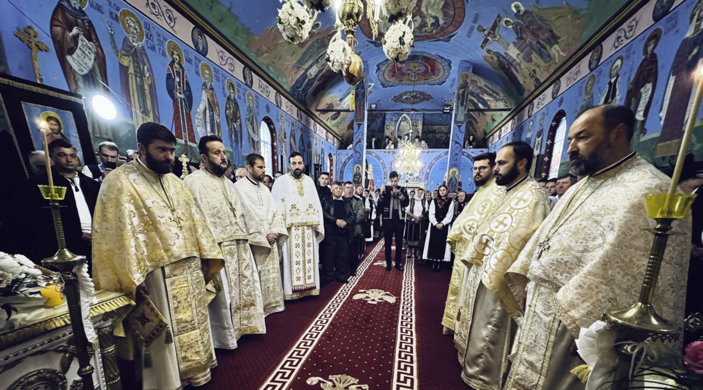Sfințirea catapetesmei restaurate la biserica din Lădăuți, județul Covasna 377504