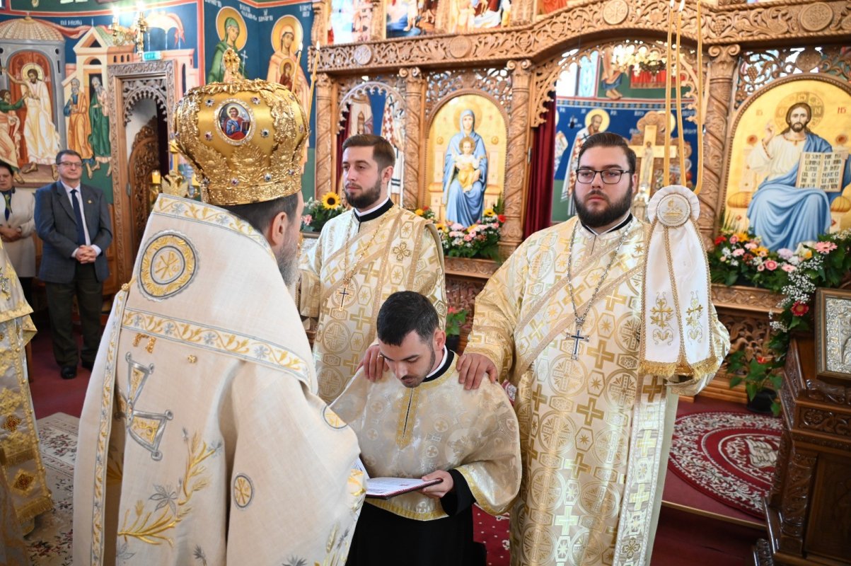 Liturghie arhierească în Parohia Rontău 377616