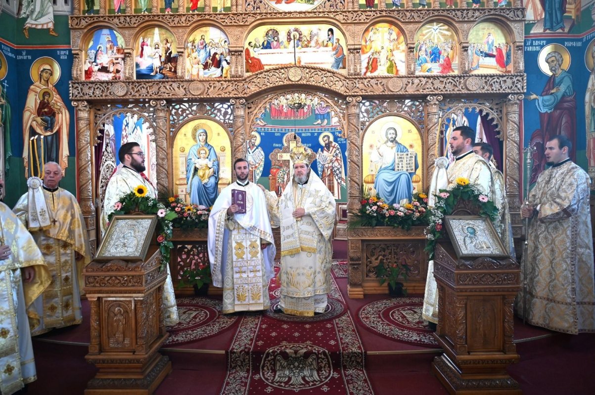 Liturghie arhierească în Parohia Rontău 377617