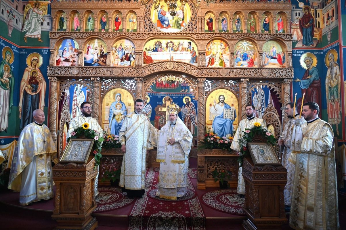 Liturghie arhierească în Parohia Rontău 377618