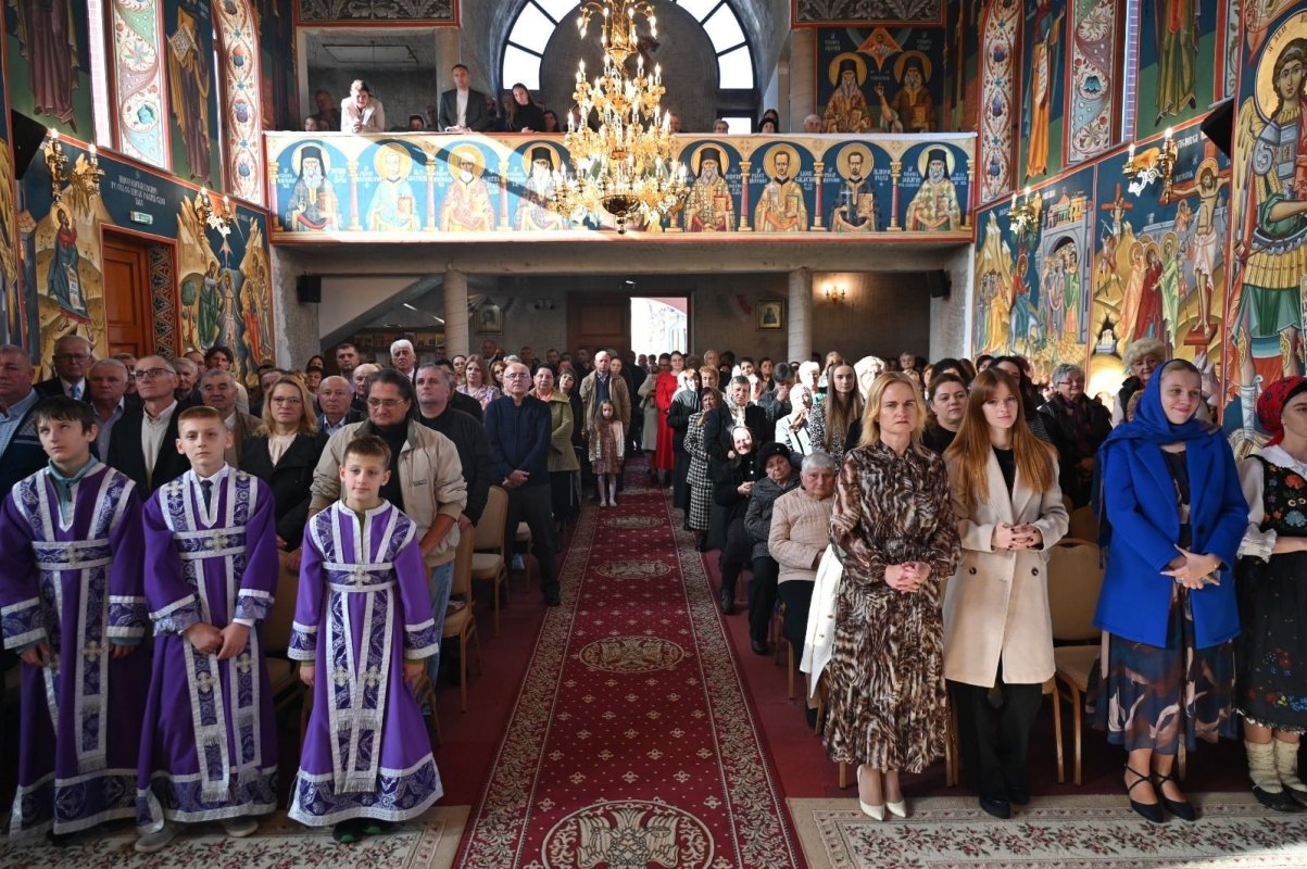 Liturghie arhierească în Parohia Rontău 377619