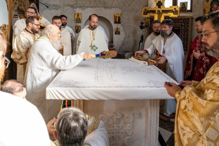 Lucrări de restaurare şi înnoire la o biserică din judeţul Arad 377623