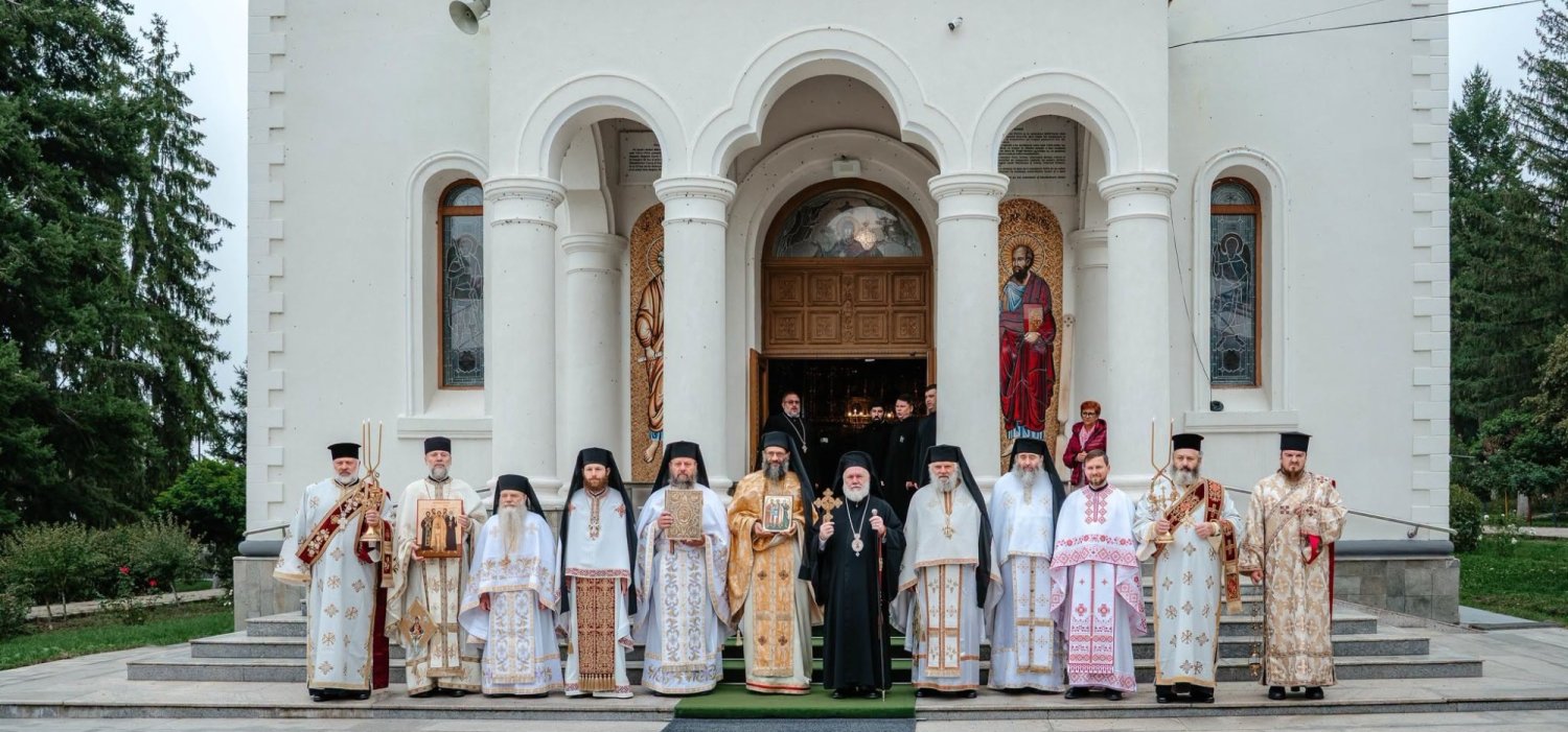Sfinții Mărturisitori Ardeleni serbați la o veche mănăstire din Dobrogea  377775
