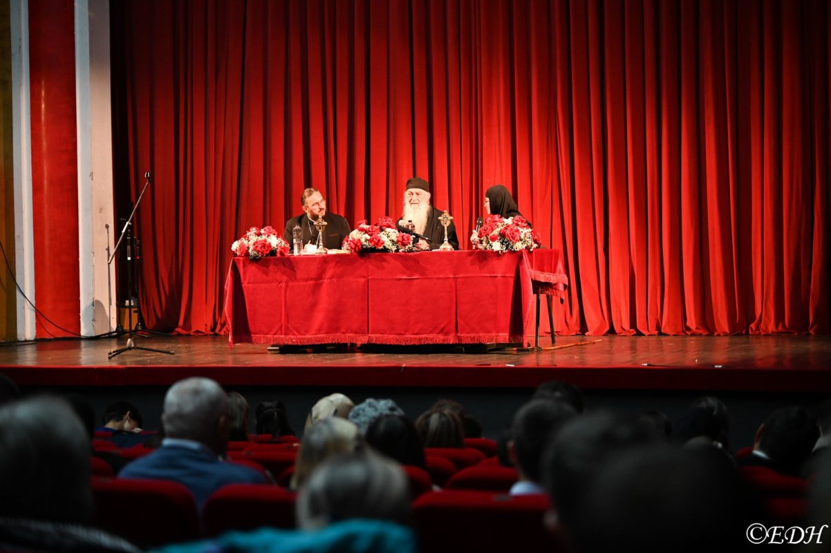 Părintele Zaharia Zaharou a conferenţiat la Deva 378235