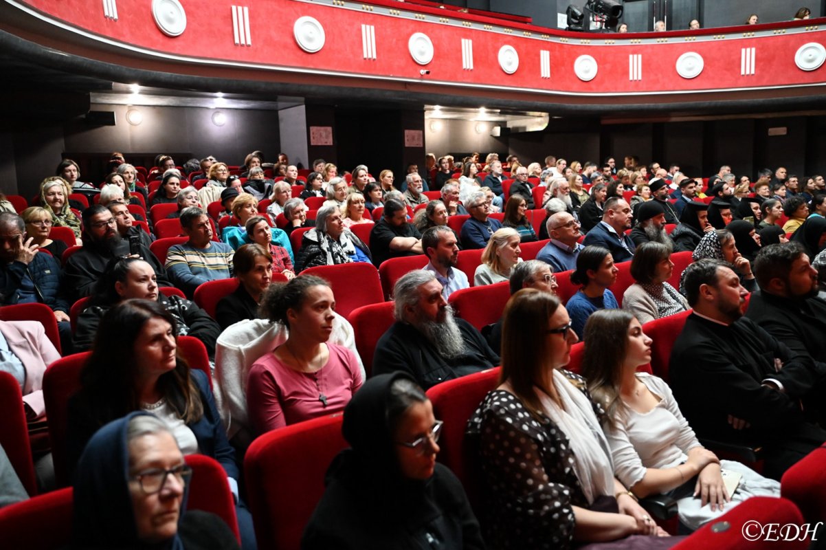 Părintele Zaharia Zaharou a conferenţiat la Deva 378236