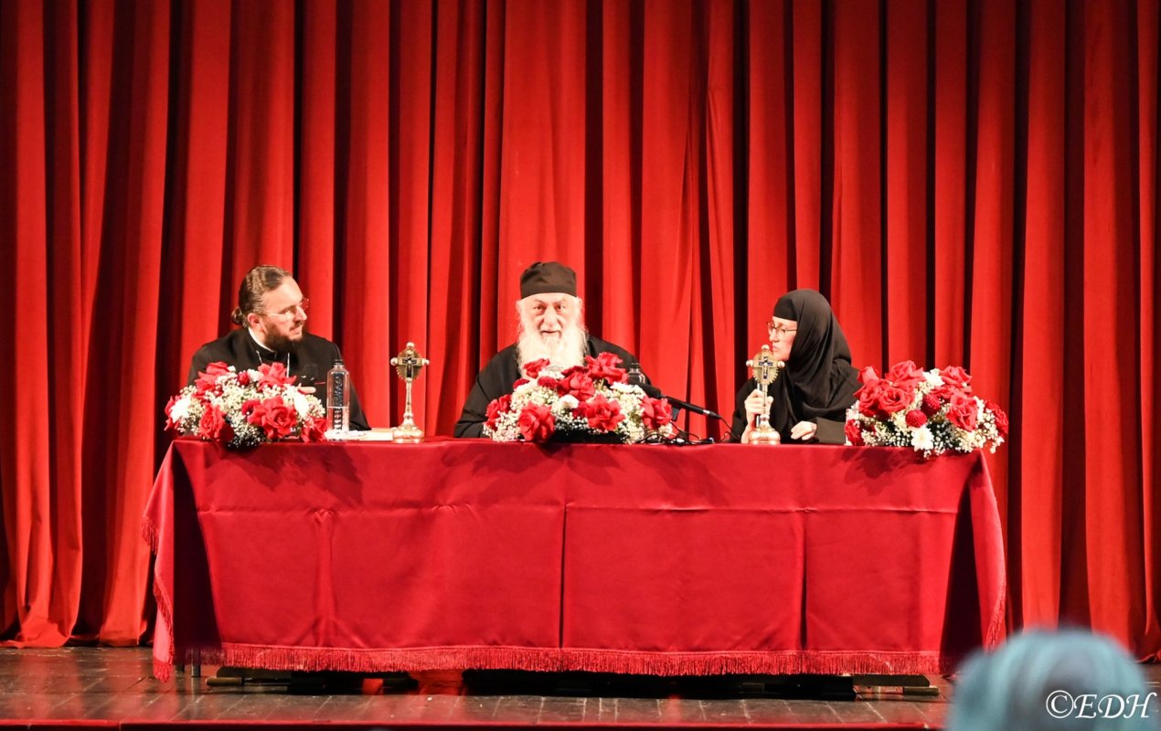 Părintele Zaharia Zaharou a conferenţiat la Deva 378237