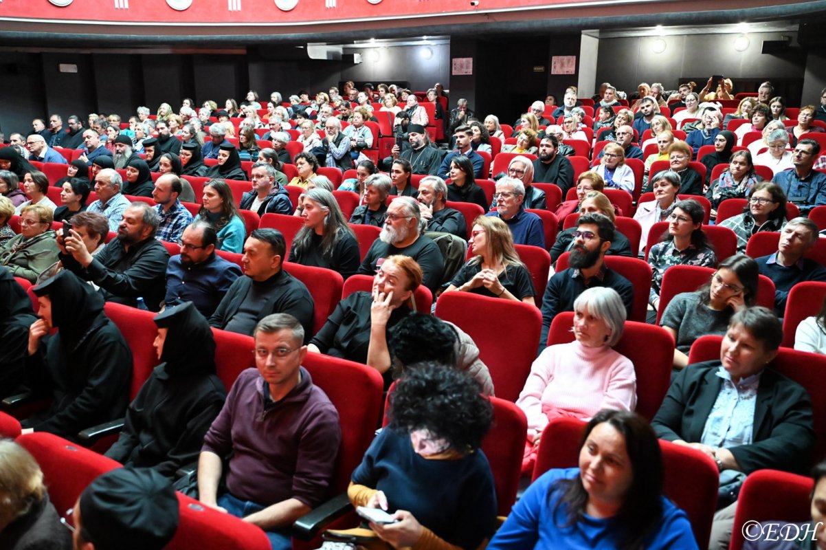 Părintele Zaharia Zaharou a conferenţiat la Deva 378238