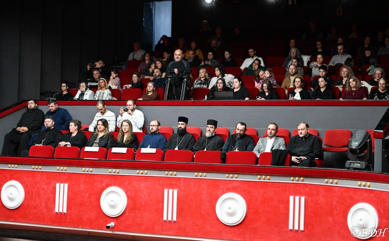 Părintele Zaharia Zaharou a conferenţiat la Deva 378239