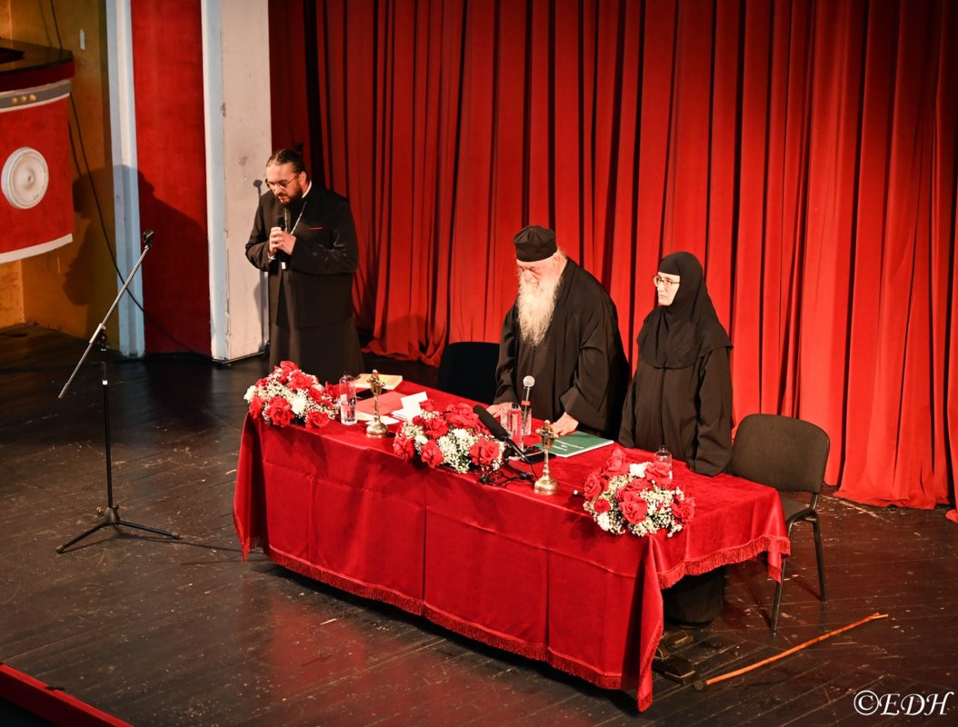 Părintele Zaharia Zaharou a conferenţiat la Deva 378240