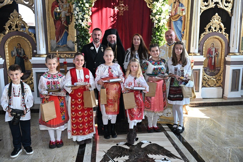 Binecuvântarea exteriorului bisericii din parohia bănăţeană Șoșdea 378313