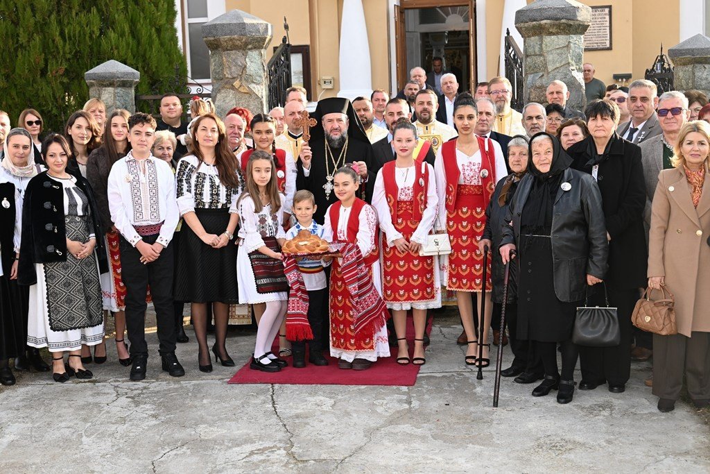 Binecuvântarea exteriorului bisericii din parohia bănăţeană Șoșdea 378314