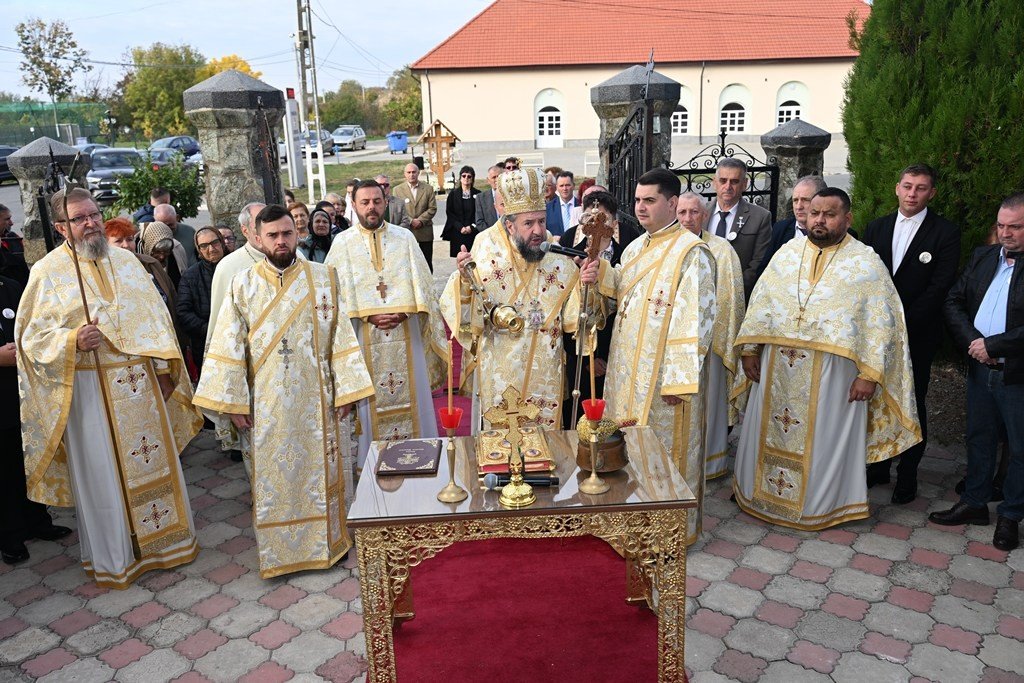 Binecuvântarea exteriorului bisericii din parohia bănăţeană Șoșdea 378315