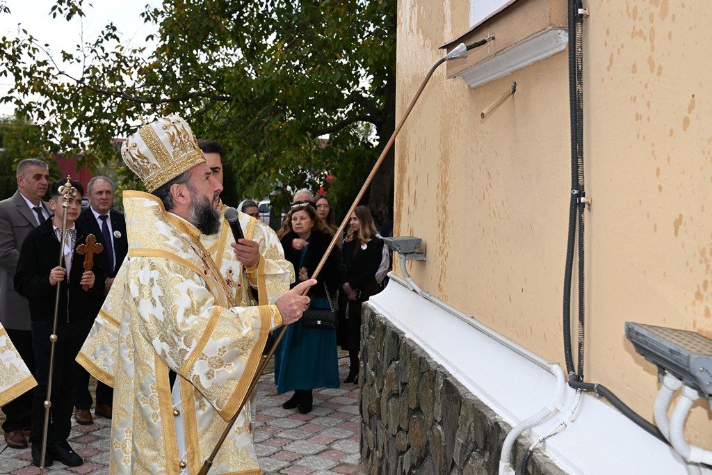 Binecuvântarea exteriorului bisericii din parohia bănăţeană Șoșdea 378316