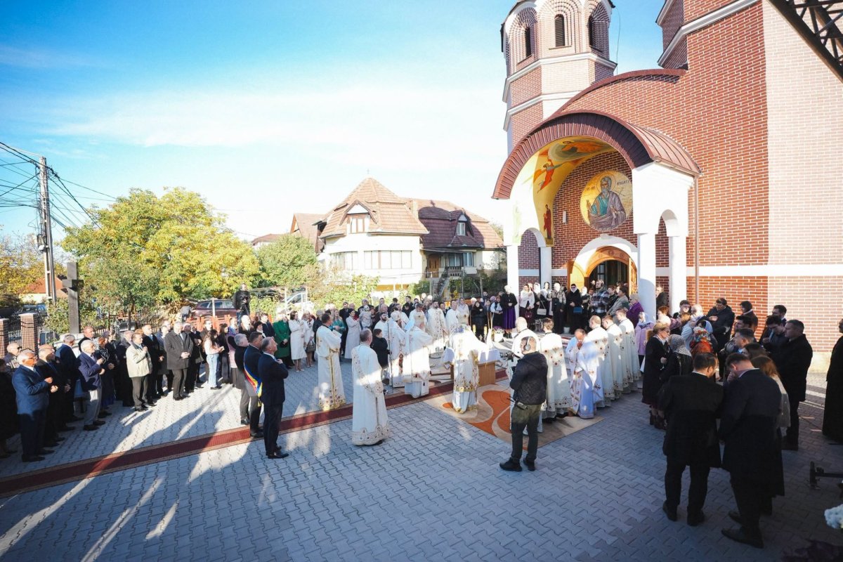 Biserica „Sfântul Apostol Andrei” din Zalău, sfințită de trei ierarhi 378289