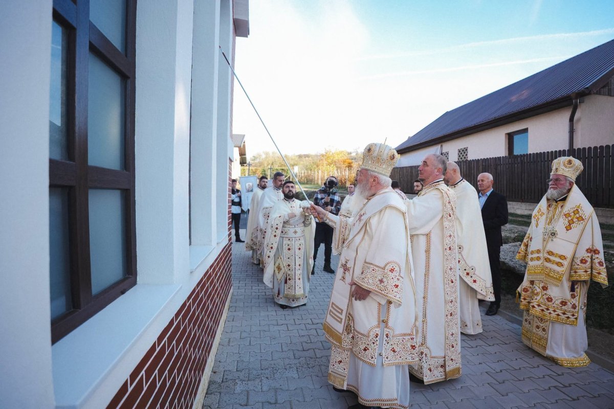 Biserica „Sfântul Apostol Andrei” din Zalău, sfințită de trei ierarhi 378290