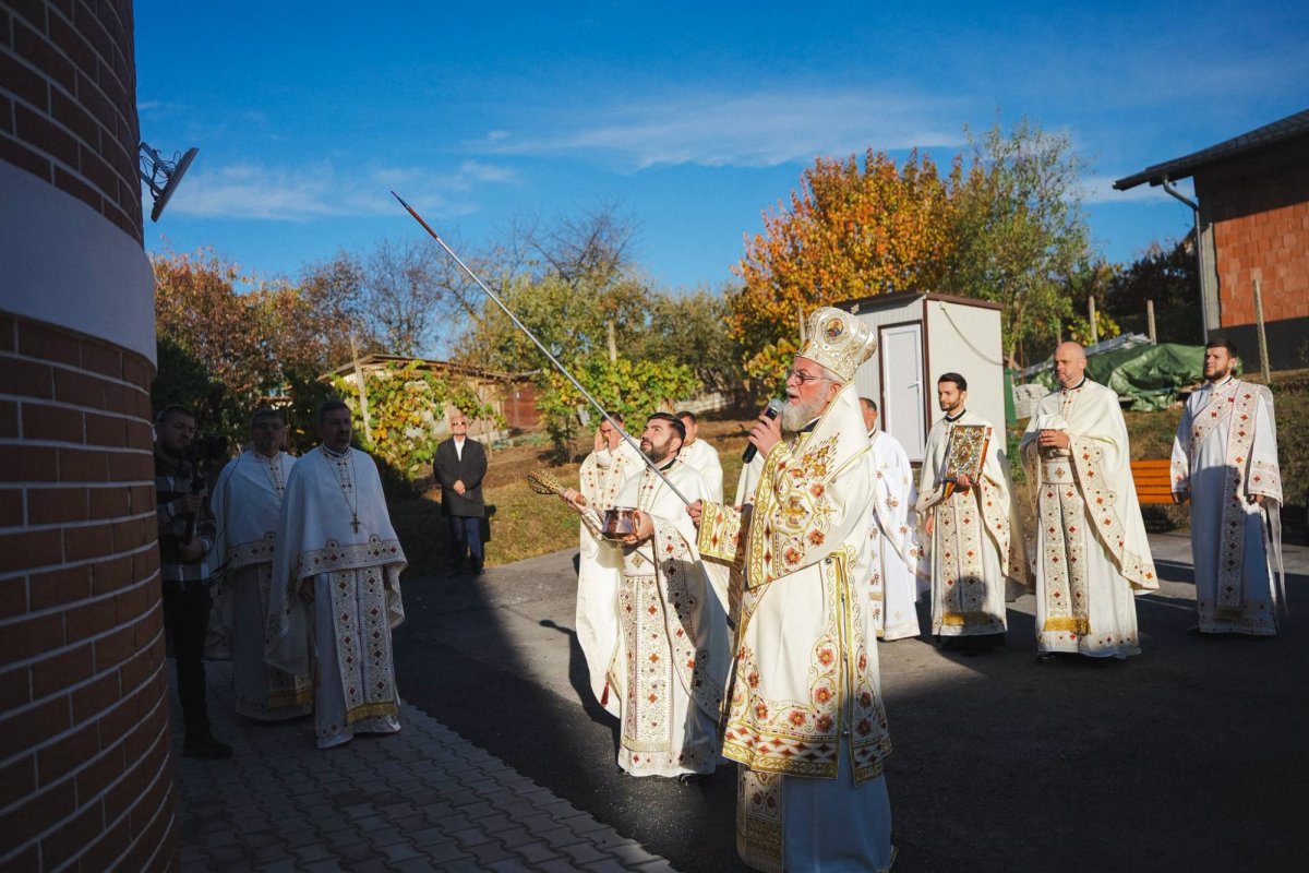 Biserica „Sfântul Apostol Andrei” din Zalău, sfințită de trei ierarhi 378291